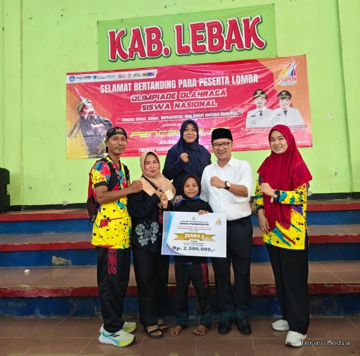 Keterangan poto : Mira Pitriani saat berpoto bersama denga Kepala Dinas Pendidikam, Dodi Irawan di damping Kepala Sekolah, saat menerima medali Emas O2SN tingkat Kabupaten tahun 2026