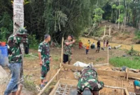 Keterangan foto : Komandan Kodim 0601/Pandeglang melaksanakan kegiatan peninjauan langsung ke lokasi pembangunan Jembatan Perintis Garuda yang terletak di Desa Sorongan, Jumat (1/5/2026)