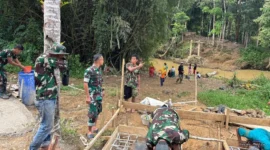 Keterangan foto : Komandan Kodim 0601/Pandeglang melaksanakan kegiatan peninjauan langsung ke lokasi pembangunan Jembatan Perintis Garuda yang terletak di Desa Sorongan, Jumat (1/5/2026)