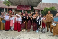 Keterangan poto: Kepala SDN 1Mekarjaya berpoto bersama Peserta Didik dan Dewan Guru usai acara Lomba FLS3N Tingkat Kecamatan pada 28/4/2026