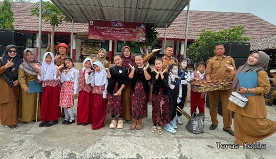 Keterangan poto: Kepala SDN 1Mekarjaya berpoto bersama Peserta Didik dan Dewan Guru usai acara Lomba FLS3N Tingkat Kecamatan pada 28/4/2026