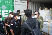 Satuan Tugas Penertiban Kawasan Hutan (Satgas PKH) melakukan peninjauan langsung terhadap pemeriksaan kontainer berisi mineral yang diduga mengandung Rare Earth Elements (tanah jarang) di Dermaga Kodaeral IV, Batam, Kepulauan Riau, Selasa (27/5/2026).