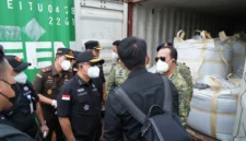 Satuan Tugas Penertiban Kawasan Hutan (Satgas PKH) melakukan peninjauan langsung terhadap pemeriksaan kontainer berisi mineral yang diduga mengandung Rare Earth Elements (tanah jarang) di Dermaga Kodaeral IV, Batam, Kepulauan Riau, Selasa (27/5/2026).