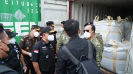 Satuan Tugas Penertiban Kawasan Hutan (Satgas PKH) melakukan peninjauan langsung terhadap pemeriksaan kontainer berisi mineral yang diduga mengandung Rare Earth Elements (tanah jarang) di Dermaga Kodaeral IV, Batam, Kepulauan Riau, Selasa (27/5/2026).