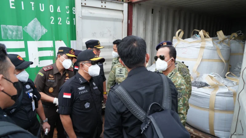 Satuan Tugas Penertiban Kawasan Hutan (Satgas PKH) melakukan peninjauan langsung terhadap pemeriksaan kontainer berisi mineral yang diduga mengandung Rare Earth Elements (tanah jarang) di Dermaga Kodaeral IV, Batam, Kepulauan Riau, Selasa (27/5/2026).