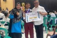 Keterangan poto : Kepala SDN 1 Rangkasbitung Barat didampingi Dewan Guru saat berpoto bersama Raditiya, peraih Juara 1 Mendongen FLS3N tingkat Kabupaten Tahun 2026