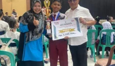 Keterangan poto : Kepala SDN 1 Rangkasbitung Barat didampingi Dewan Guru saat berpoto bersama Raditiya, peraih Juara 1 Mendongen FLS3N tingkat Kabupaten Tahun 2026