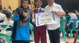 Keterangan poto : Kepala SDN 1 Rangkasbitung Barat didampingi Dewan Guru saat berpoto bersama Raditiya, peraih Juara 1 Mendongen FLS3N tingkat Kabupaten Tahun 2026