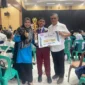 Keterangan poto : Kepala SDN 1 Rangkasbitung Barat didampingi Dewan Guru saat berpoto bersama Raditiya, peraih Juara 1 Mendongen FLS3N tingkat Kabupaten Tahun 2026