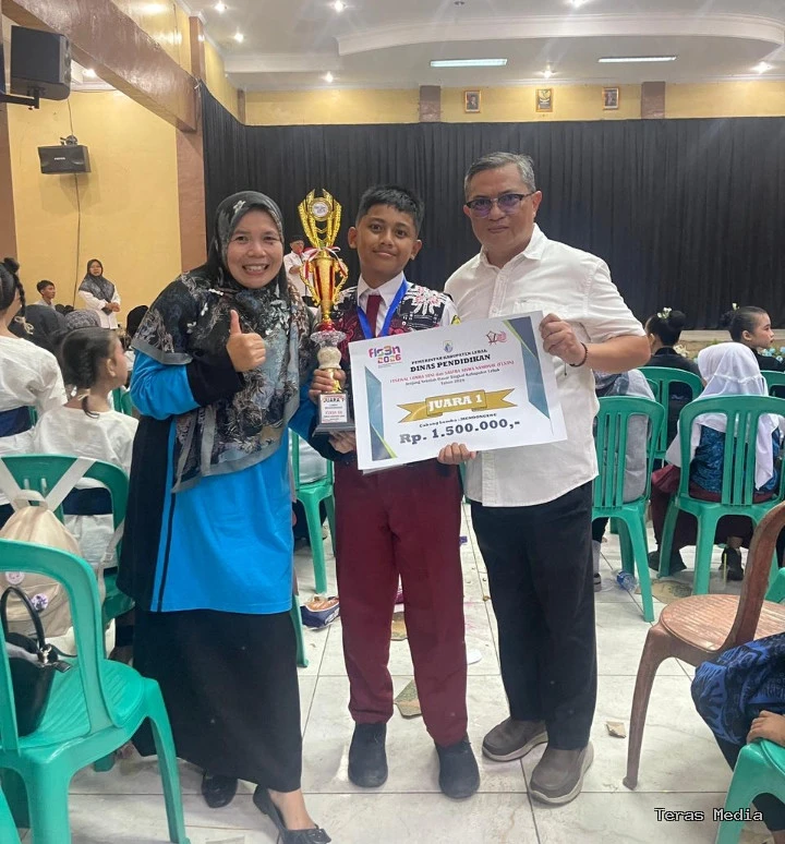 Keterangan poto : Kepala SDN 1 Rangkasbitung Barat didampingi Dewan Guru saat berpoto bersama Raditiya, peraih Juara 1 Mendongen FLS3N tingkat Kabupaten Tahun 2026