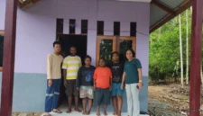 PT Kristalin Ekalestari Serahkan Rumah Baru ke Warga Nabire
