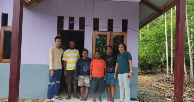 PT Kristalin Ekalestari Serahkan Rumah Baru ke Warga Nabire
