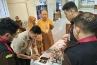 Keterangan foto : Kejaksaan Negeri (Kejari) Kabupaten Hulu Sungai Tengah (HST), Kalimantan Selatan, melakukan gerakan cepat dengan menggeledah empat lokasi berbeda terkait dugaan tindak pidana korupsi di lingkungan Dinas Kesehatan setempat, Kamis (7/4/2026)