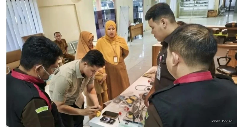 Keterangan foto : Kejaksaan Negeri (Kejari) Kabupaten Hulu Sungai Tengah (HST), Kalimantan Selatan, melakukan gerakan cepat dengan menggeledah empat lokasi berbeda terkait dugaan tindak pidana korupsi di lingkungan Dinas Kesehatan setempat, Kamis (7/4/2026)