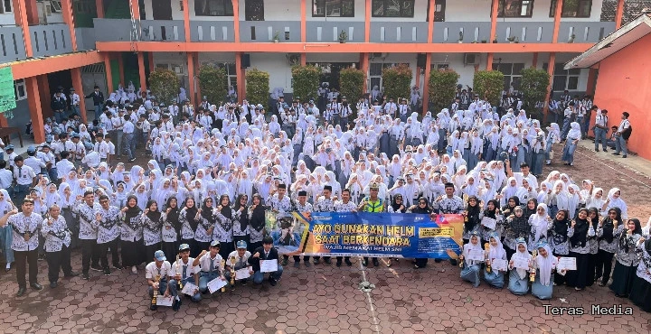 Keterangan poto : Acara Sosialisasi Berlalulintas yang di selenggarakan SMK PGRI Rangkasbitung bekerjasama dengan Satlantas Polres Lebak usai upacara Hdiknas Tahun 2026