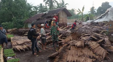 Cuaca ekstrem itu tak hanya membasahi bumi, tetapi juga meninggalkan jejak duka bagi puluhan warga di Kampung Cikole, Cikuya Tengah, hingga Cikuya Masjid.