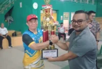 Keterangan poto : Koordinator kontingen menerima piala juara umum O2SN  jenjang SD tingkat Kabuparen tehun 2036
