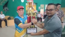 Keterangan poto : Koordinator kontingen menerima piala juara umum O2SN jenjang SD tingkat Kabuparen tehun 2036