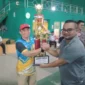 Keterangan poto : Koordinator kontingen menerima piala juara umum O2SN  jenjang SD tingkat Kabuparen tehun 2036