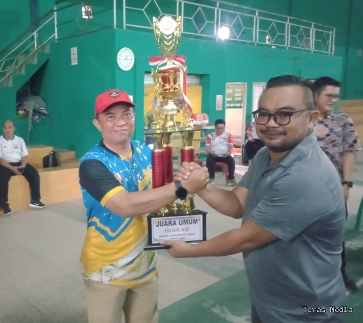 Keterangan poto : Koordinator kontingen menerima piala juara umum O2SN  jenjang SD tingkat Kabuparen tehun 2036
