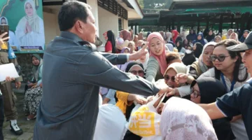 Bupati Tangerang Bagikan 2.000 Paket Sembako Lewat Gerakan Pangan Murah