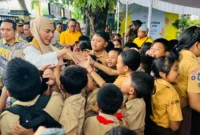 Keterangan foto : Wakil Ketua DPR RI, Sari Yuliati, hadir langsung di tengah mereka untuk menyerahkan secara simbolis bantuan Program Indonesia Pintar (PIP), Sabtu (2/5/2026)