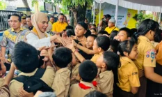 Sari Yuliati Serahkan PIP di Mataram: Semua Anak Berhak Masa Depan Cerah