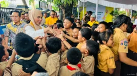 Keterangan foto : Wakil Ketua DPR RI, Sari Yuliati, hadir langsung di tengah mereka untuk menyerahkan secara simbolis bantuan Program Indonesia Pintar (PIP), Sabtu (2/5/2026)