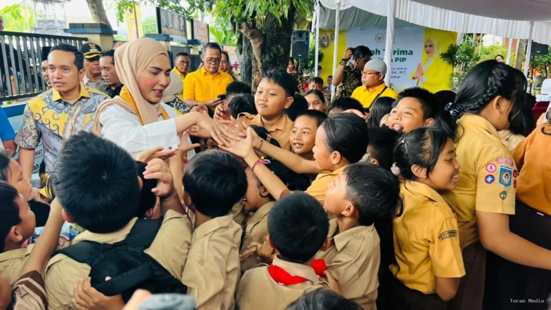 Keterangan foto : Wakil Ketua DPR RI, Sari Yuliati, hadir langsung di tengah mereka untuk menyerahkan secara simbolis bantuan Program Indonesia Pintar (PIP), Sabtu (2/5/2026)