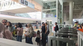 Arus balik long weekend mulai terlihat pada layanan Whoosh pada Minggu (31/5).