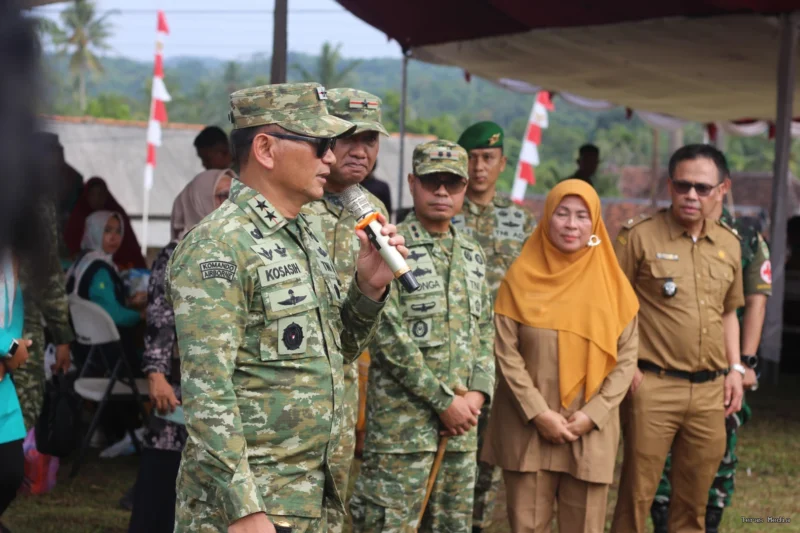 Keterangan foto : Pangdam III/Siliwangi, Mayjen TNI Kosasih,  melakukan kunjungan kerja langsung ke wilayah Kecamatan Cimanggu, Kabupaten Pandeglang, Banten, pada Selasa (12/05/2026)
