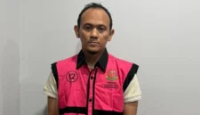 Keterangan foto : Tim Penyidik pada Jaksa Agung Muda Bidang Tindak Khusus (JAM Pidsus) Kejaksaan Agung resmi menetapkan dan menahan satu orang tersangka berinisial MJE.