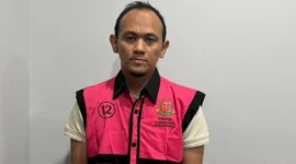Keterangan foto : Tim Penyidik pada Jaksa Agung Muda Bidang Tindak Khusus (JAM Pidsus) Kejaksaan Agung resmi menetapkan dan menahan satu orang tersangka berinisial MJE.