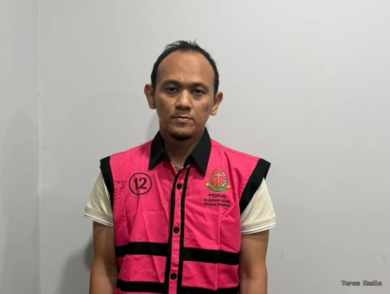 Keterangan foto : Tim Penyidik pada Jaksa Agung Muda Bidang Tindak Khusus (JAM Pidsus) Kejaksaan Agung resmi menetapkan dan menahan satu orang tersangka berinisial MJE.
