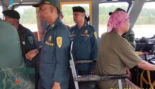 Keterangan foto : Balai Konservasi Sumber Daya Alam (BKSDA) Sulawesi Tenggara secara rutin melakukan pengawasan terhadap segala aktivitas yang memanfaatkan alur pelayaran di kawasan konservasi Taman Wisata Alam (TWA) Teluk Lasolo, Senin (11/4/2026)