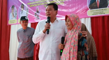 Bupati Tangerang Serahkan Bantuan 50 Gerobak UMKM dan Kompor Gas Untuk Warga 3 Kecamatan