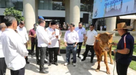 Jaksa Agung ST Burhanudin dalam kata sambutannya pada acara penyerahan 57 hewan kurban (Sapi) perayaan Idul Adha 1447 H kepada pegawai Kejaksaan, pegawai honorer dan Jurnalis yang tergabung dalam Forum Wartawan Kejaksaan Agung (Forwaka) di Kejagung, Jakarta Selatan, Selasa (26/5).