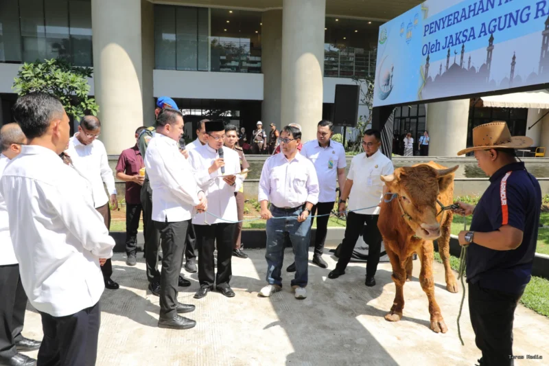 Jaksa Agung ST Burhanudin dalam kata sambutannya pada acara penyerahan 57 hewan kurban (Sapi) perayaan Idul Adha 1447 H kepada pegawai Kejaksaan, pegawai honorer dan Jurnalis yang tergabung dalam Forum Wartawan Kejaksaan Agung (Forwaka) di Kejagung, Jakarta Selatan, Selasa (26/5).