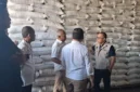 Keterangan foto : Bulog Lebak Pandeglang saat cek beras di Gudang, Sabtu (8/4/2026)