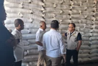 Keterangan foto : Bulog Lebak Pandeglang saat cek beras di Gudang, Sabtu (8/4/2026)