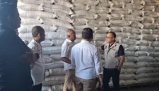 Keterangan foto : Bulog Lebak Pandeglang saat cek beras di Gudang, Sabtu (8/4/2026)