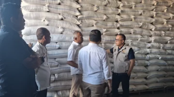 Keterangan foto : Bulog Lebak Pandeglang saat cek beras di Gudang, Sabtu (8/4/2026)