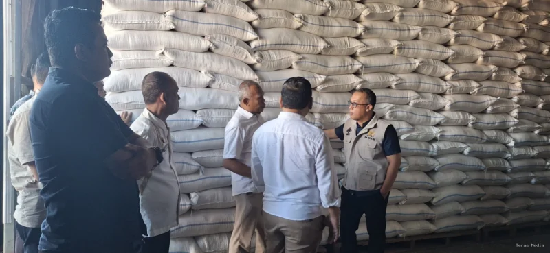 Keterangan foto : Bulog Lebak Pandeglang saat cek beras di Gudang, Sabtu (8/4/2026)