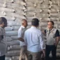 Keterangan foto : Bulog Lebak Pandeglang saat cek beras di Gudang, Sabtu (8/4/2026)