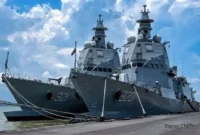 KRI Brawijaya (320) dan KRI Siliwangi (321), bersama pendahulunya KRI R.E. Martadinata (331), yang membelah ombak di kawasan perbatasan.