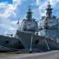 KRI Brawijaya (320) dan KRI Siliwangi (321), bersama pendahulunya KRI R.E. Martadinata (331), yang membelah ombak di kawasan perbatasan.