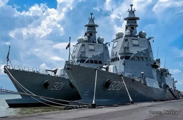 KRI Brawijaya (320) dan KRI Siliwangi (321), bersama pendahulunya KRI R.E. Martadinata (331), yang membelah ombak di kawasan perbatasan.