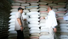 Anggota Komisi IV DPR RI, Arif Rahman, melakukan kunjungan kerja pengawasan ke gudang Bulog Kabupaten Pandeglang, Banten, pada Selasa (26/5/2026),