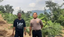 Keterangan poto : Bendahara umum ormas Jayagati Banten bersama Kapolsek Leuwidamar saat menijau lokasi Penanaman Jagung program tumpang sari