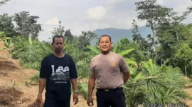 Keterangan poto : Bendahara umum ormas Jayagati Banten bersama Kapolsek Leuwidamar saat menijau lokasi Penanaman Jagung program tumpang sari